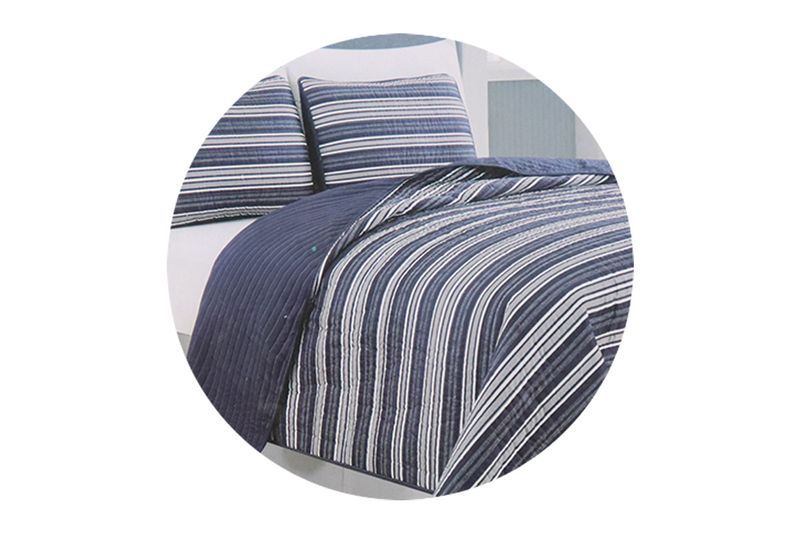 Juego de edredón Queen 3 piezas estampado Lyery navy CHD Home, colocado en cama con diseño de rayas azules y blancas