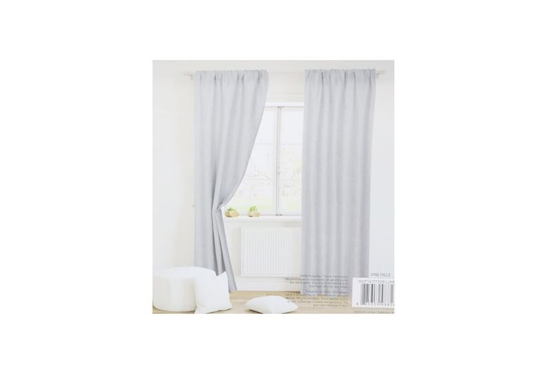 Cortina de sala Vine Hills 38 x 84 pulgadas CHD Home gris claro, instalada en una ventana con luz natural y cojines blancos