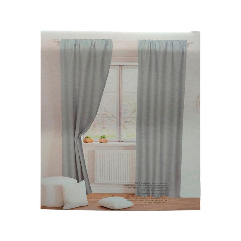 Cortina de sala Vine Hills 38 x 84 pulgadas CHD Home color gris claro, instalada en una ventana con cojines blancos debajo