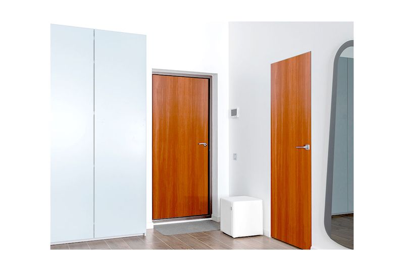 Puerta Friban printed lisa palo rojo vertical 90 cm x 210 cm Puertas Globales, instalada en ambiente con pared blanca