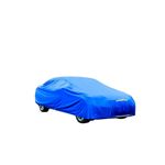 Cobertor para auto azul tamaño S Goodyear, colocado sobre un vehículo blanco con el logo de la marca al frente