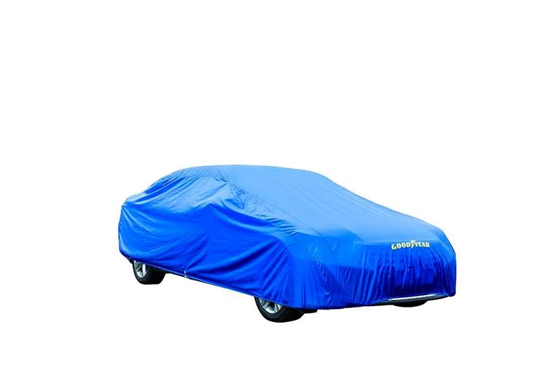 Cobertor para auto azul tamaño S Goodyear, colocado sobre un vehículo blanco con el logo de la marca al frente