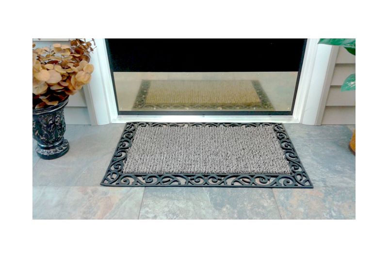 Alfombra entrada con borde marrón topo 18 x 30 pulgadas GrassWorx, colocada en el piso frente a una puerta de vidrio