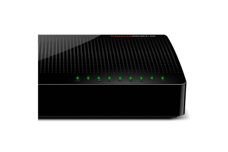 Switch de 8 puertos para Ethernet Gigabit Nexxt, vista frontal del equipo negro con indicadores LED verdes encendidos