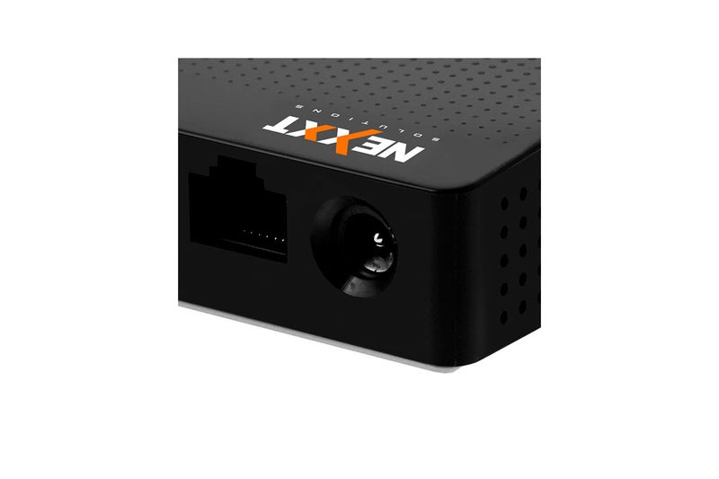 Switch de 8 puertos para Ethernet Gigabit Nexxt, primer plano del puerto de alimentación y puerto de red en color negro