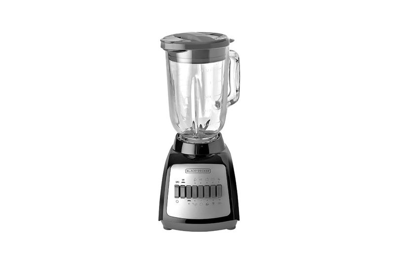 Licuadora 10 velocidades 1.25 litros negra Black+Decker, vista frontal con vaso de vidrio transparente y base negra
