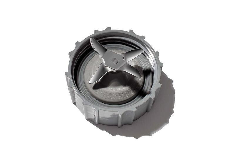 Licuadora 10 velocidades 1.25 lt negra Black+Decker, detalle superior de la base con las cuchillas metálicas