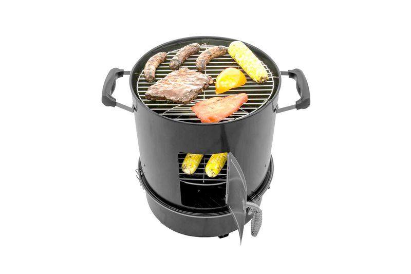 Ahumador parrilla de carbón tipo bala compacto 376 pulgadas negro Dyna-Glo, con alimentos cocinando sobre la rejilla
