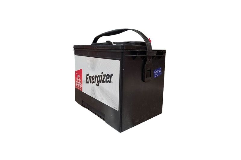 Batería Energizer EN-24-530, CCA 530 amp, vista lateral desde arriba que muestra el asa de transporte y etiqueta blanca