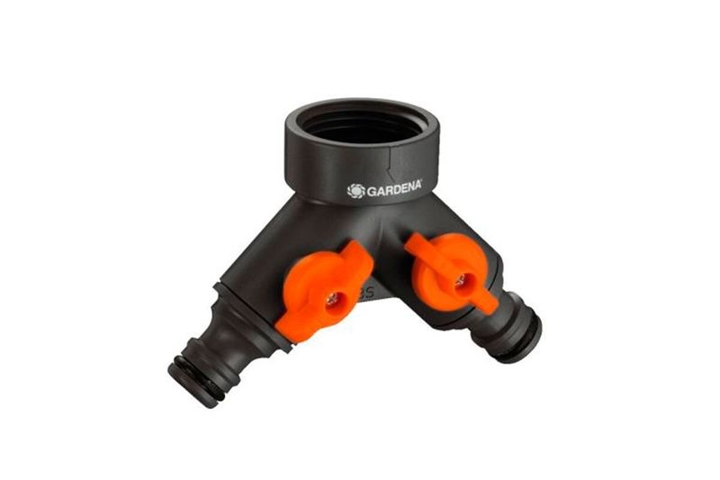 Distribuidor 2 vías 3/4"-1" con cierre ajustable Gardena, cuerpo negro con dos perillas de cierre naranjas