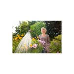Fusil de riego 2 chorros 90 cm Comfort Gardena, mujer utilizándolo para regar flores amarillas y rosadas en un jardín