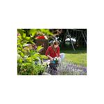 Tridente manual 8 cm metálico plantar Gardena, mujer utilizándolo para plantar flores en un jardín exterior