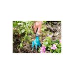 Tridente manual 8 cm metálico plantar Gardena, mano utilizando la herramienta sobre tierra con plantas y flores rosas