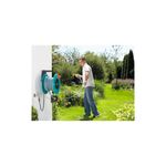Portamanguera pared 60 m con guía dual fijo/portátil 2650-20 Gardena, hombre usando la manguera verde en un jardín