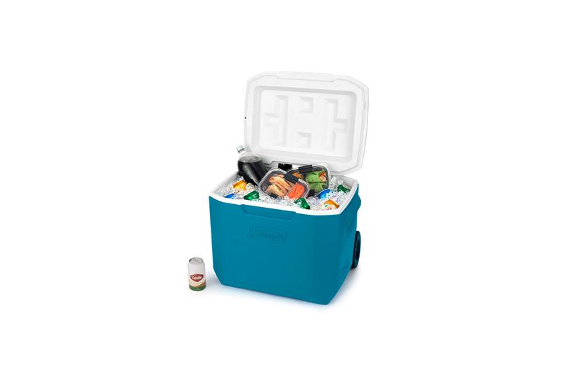 Hielera 60 cuartos azul con ruedas Coleman, abierta y llena de hielo, bebidas y recipientes con comida