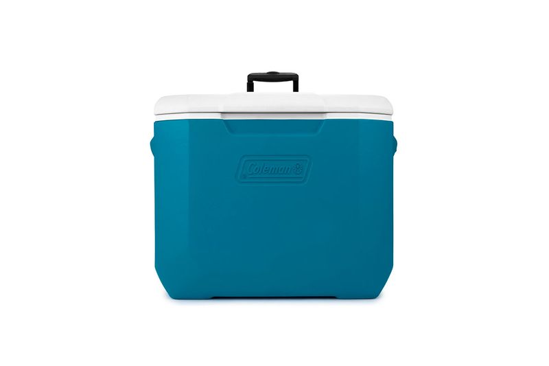 Hielera 60 qt azul con ruedas Coleman, vista frontal con tapa blanca y asa negra