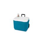 Hielera 60 qt azul con ruedas Coleman, vista frontal con tapa blanca, mango negro y una lata sobre la superficie