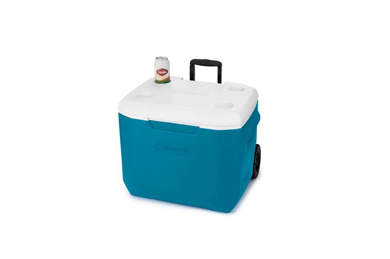 Hielera 60 qt azul con ruedas Coleman, vista frontal con tapa blanca, mango negro y una lata sobre la superficie