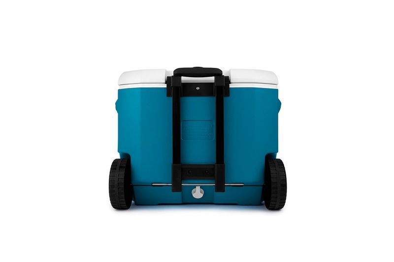 Hielera 60 cuartos azul con ruedas Coleman, vista trasera que muestra las ruedas negras y el asa de transporte