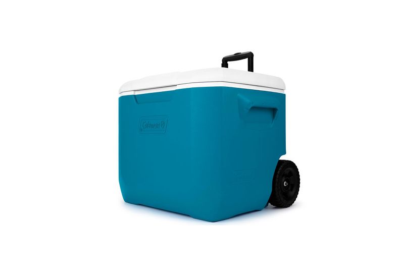 Hielera 60 qt azul con ruedas Coleman, vista lateral con tapa blanca, asa extensible y ruedas negras