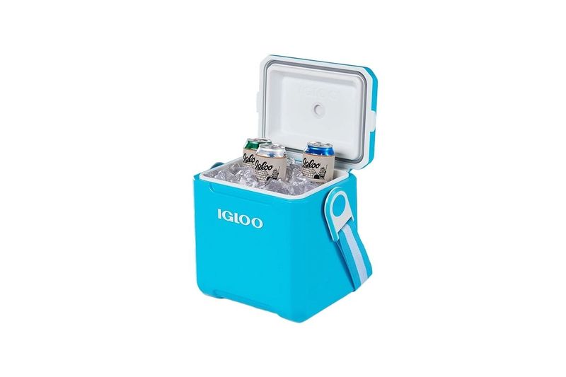 Hielera 11 qt turquesa Tag A Long con correa Igloo, abierta con hielo y tres latas en su interior