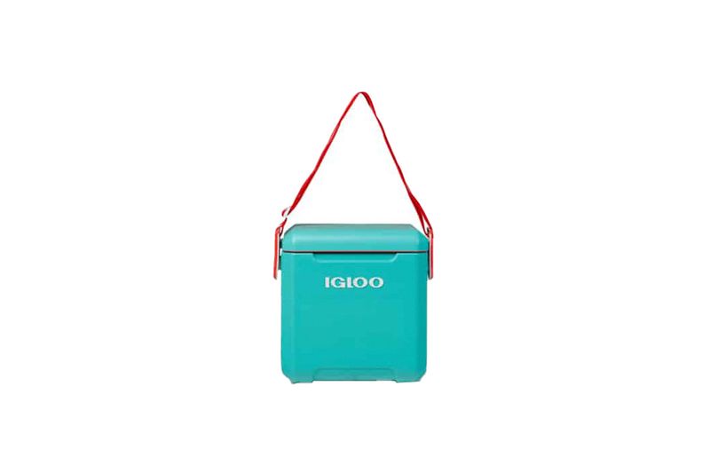 Hielera 11 cuartos rojo Tag Along con correa Igloo, vista frontal en color turquesa con correa roja y logo blanco