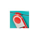 Hielera 11 qt rojo Tag A Long con correa Igloo, primer plano del cierre de seguridad blanco y rojo sobre fondo turquesa