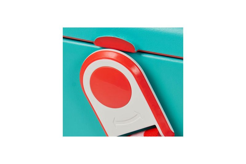 Hielera 11 qt rojo Tag A Long con correa Igloo, primer plano del cierre de seguridad blanco y rojo sobre fondo turquesa