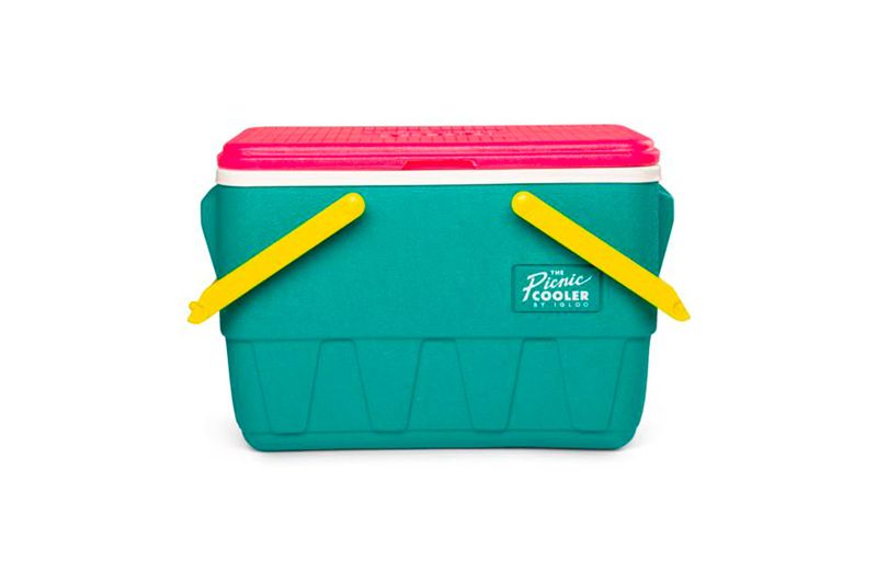 Hielera 25 QT retro picnic turquesa/rosado Igloo, vista frontal con tapa rosada y asas amarillas