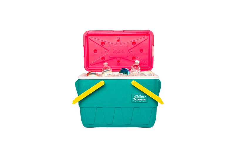 Hielera 25 qt retro picnic turquesa/rosado Igloo, abierta con botellas de agua y hielo en su interior