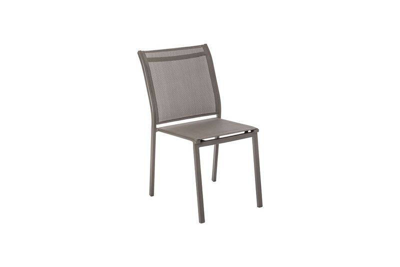 Silla apilable Essentia wenge Hespéride, vista lateral tres cuartos con respaldo de malla y estructura metálica
