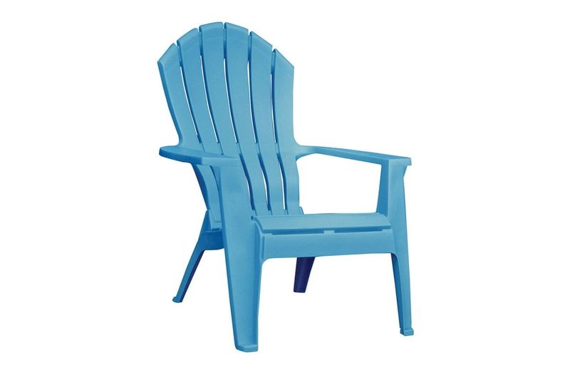 Silla plástica Adirondack azul Adams, vista diagonal frontal sobre fondo blanco
