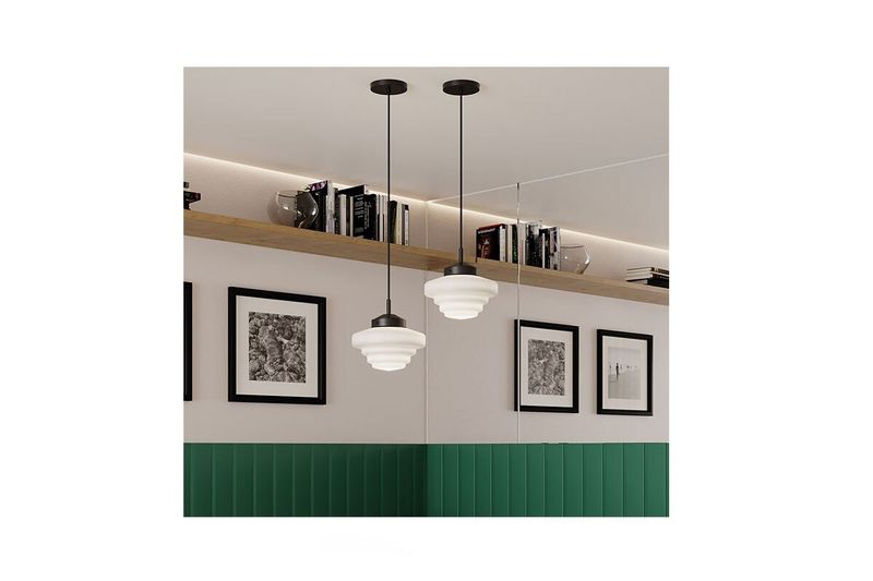 Luminaria colgante Helena V/lechoso 1XE27 negro Blumenau, dos lámparas instaladas en un interior con pared verde y cuadros