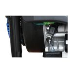Generador a gasolina Hyundai de 11500 W, 22 HP y 110/220 V, primer plano de cableado eléctrico y tornillería del motor