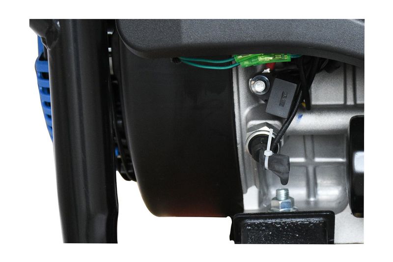 Generador a gasolina Hyundai de 11500 W, 22 HP y 110/220 V, primer plano de cableado eléctrico y tornillería del motor