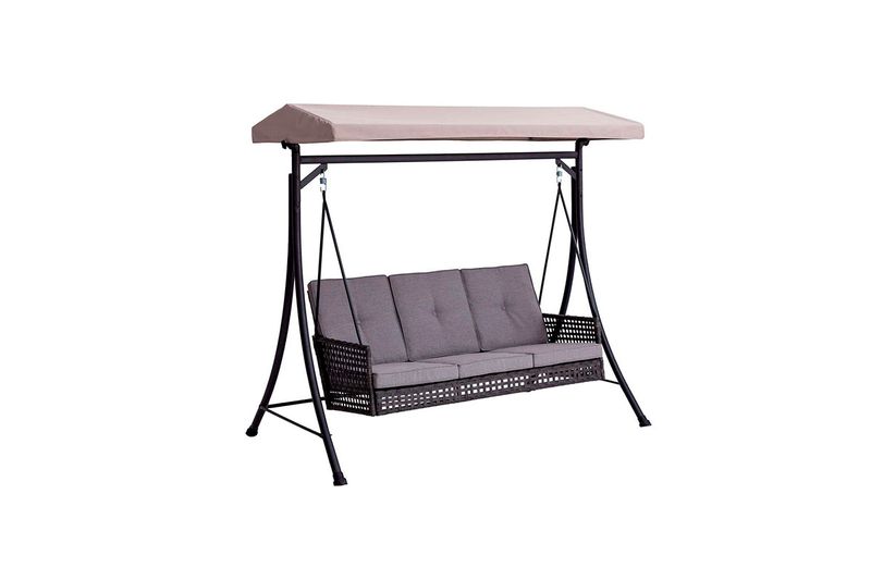 Banca de mimbre estructura de acero negro Living Accents, columpio con toldo beige y tres cojines grises