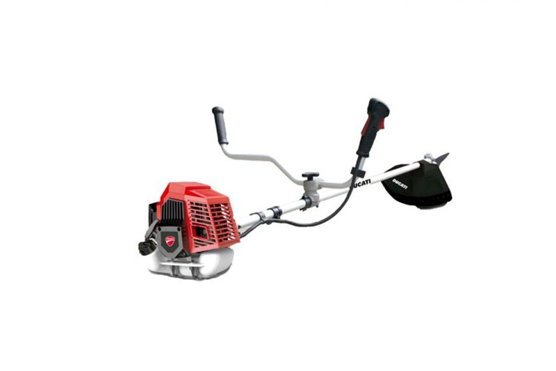 Desbrozadora 2 tiempos 51.7 cc 1.45 kW / 1.95 HP Ducati, vista lateral completa con motor rojo y protector de cuchilla negro