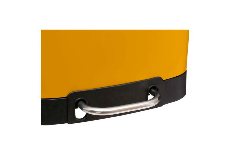 Basurero de pedal 6 litros metálico amarillo 5five, primer plano del asa cromada y la base negra