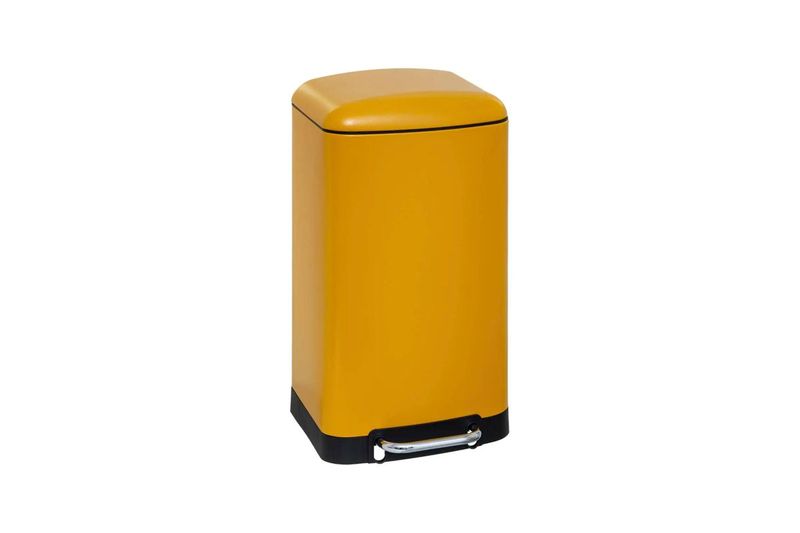 Basurero de pedal 30 l metálico amarillo 5five, vista frontal en ángulo donde se aprecia el pedal cromado y base negra