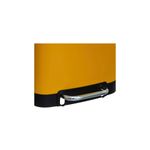 Basurero de pedal 30 l metálico amarillo 5five, primer plano del asa cromada y la base negra