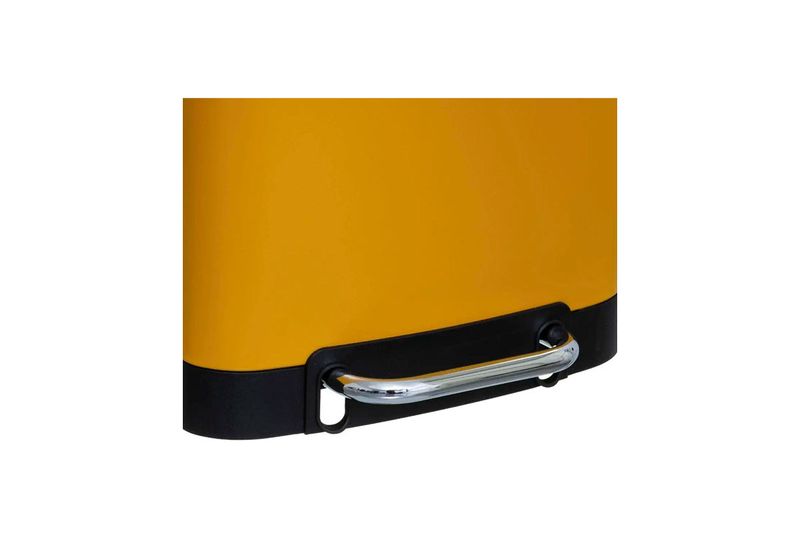 Basurero de pedal 30 l metálico amarillo 5five, primer plano del asa cromada y la base negra