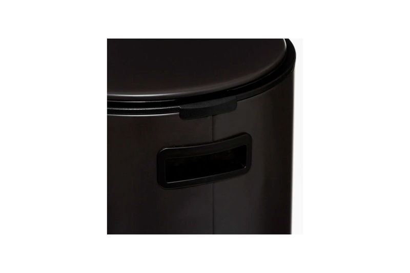 Basurero de pedal 30 l metálico negro 5five, primer plano del asa lateral y parte de la tapa