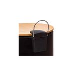Basurero de pedal 30 l metálico negro 5five, primer plano del asa metálica y el soporte de plástico negro en la tapa