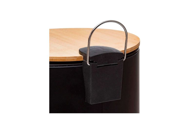 Basurero de pedal 30 l metálico negro 5five, primer plano del asa metálica y el soporte de plástico negro en la tapa
