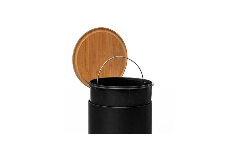 Basurero de pedal 30 L metálico negro 5five, detalle del balde interno extraíble con asa y tapa de madera clara