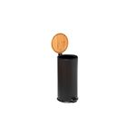 Basurero de pedal 30 l metálico negro 5five, cuerpo cilíndrico con tapa de madera abierta hacia arriba