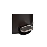 Basurero de pedal 30 l metálico negro 5five, primer plano del pedal ovalado en color plateado