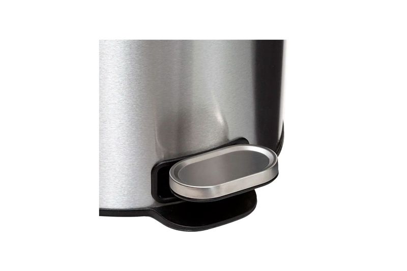 Basurero de pedal 30 L metálico acero 5five, primer plano del pedal plateado y la base de plástico negro