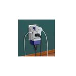 Adaptador universal para cargadores Conair, conectado a toma de corriente con cables blanco y negro enchufados