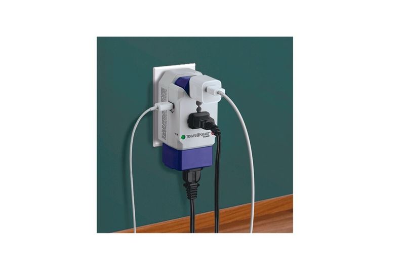 Adaptador universal para cargadores Conair, conectado a toma de corriente con cables blanco y negro enchufados